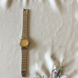 Authentic Gucci 9000 L watch